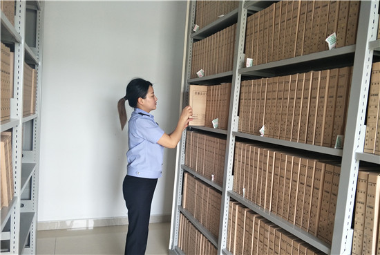 我把青春献给你洪雅县公安局档案管理员王莉